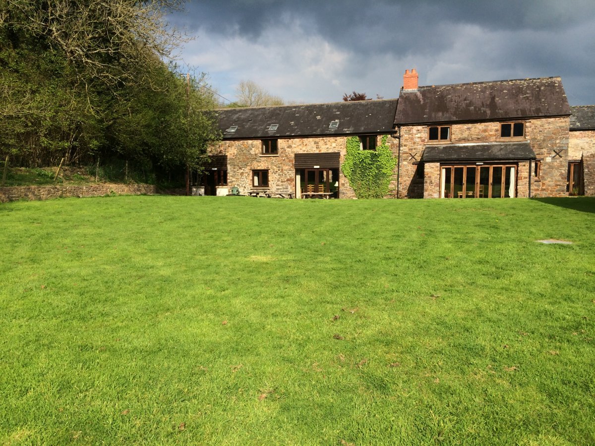 duvale barn and large garden area